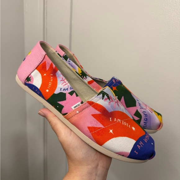 BNWT Limited Edition Artist Edition TOMS - Picture 3 of 8